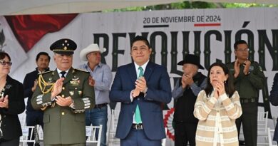 Ricardo Gallardo asiste al desfile Conmemorativo de la Revolución