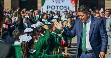 Ricardo Gallardo preside Celebración por el Día de la Bandera