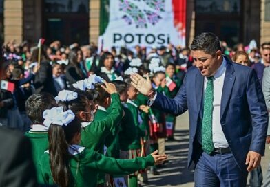 Ricardo Gallardo preside Celebración por el Día de la Bandera