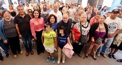 Presidenta del DIF Municipal Estela Arriaga y Alcalde Capitalino, Enrique Galindo, realizan entrega masiva de lentes gratuitos