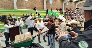 Ricardo Gallardo  entrega apoyo a trabajadores del campo de Charcas