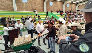 Ricardo Gallardo  entrega apoyo a trabajadores del campo de Charcas