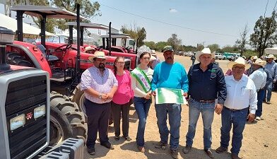 Maquinaria y tubería con apoyo sin límites al Campo