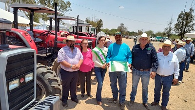 Maquinaria y tubería con apoyo sin límites al Campo