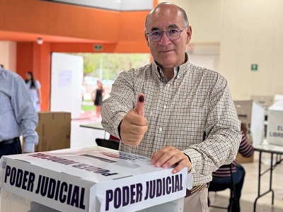 Jornada histórica y en paz, destaca Enrique Galindo tras emitir su voto