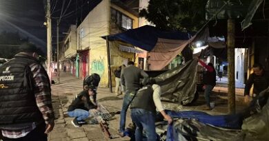 Comercio retira estructuras de puestos ambulantes por incumplimiento de indicaciones