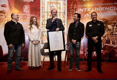Ante un Palacio Municipal lleno, Juan Villoro reconoce al Gobierno de la Capital por hacer de la cultura parte de la vida diaria