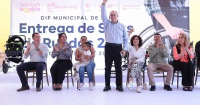 Alcalde Galindo y Presidenta del DIF, Estela Arriaga, entregan sillas de ruedas y apoyos a personas con discapacidad
