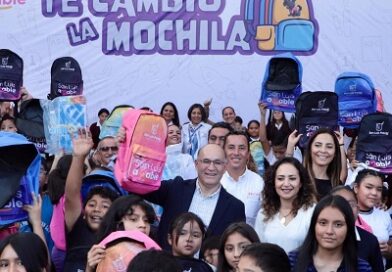 Alcalde Galindo arranca entrega de 30 mil mochilas y paquetes de útiles escolares