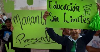 Gobierno entrega aulas y cancha multiusos en Villa de Pozos