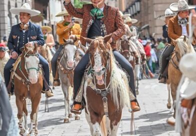 Encabeza Ricardo Gallardo desfile conmemorativo de la Independencia de México