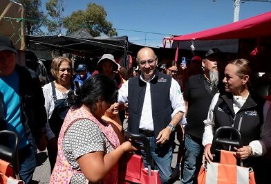 En tianguis de Salvador Nava, Alcalde Enrique Galindo refuerza la política de atención directa a la ciudadanía