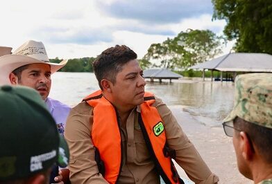 Ricardo Gallardo lleva apoyo a familias de damnificadas de la Huasteca