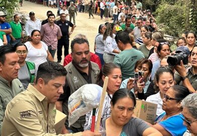 Ricardo Gallardo entrega apoyos en Axtla , arriban camiones con electrodomésticos