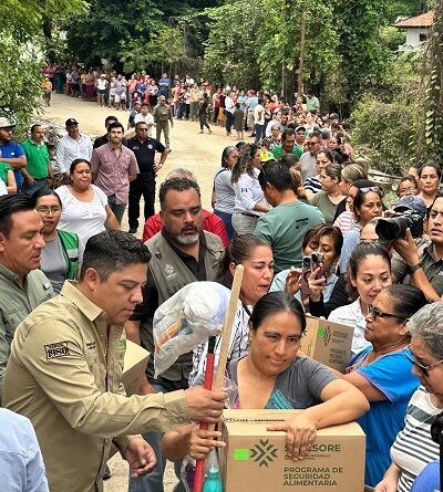 Ricardo Gallardo entrega apoyos en Axtla , arriban camiones con electrodomésticos