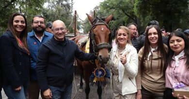 Alcalde Galindo jubila caballos de tracción: entrega motocarros a recolectores de basura