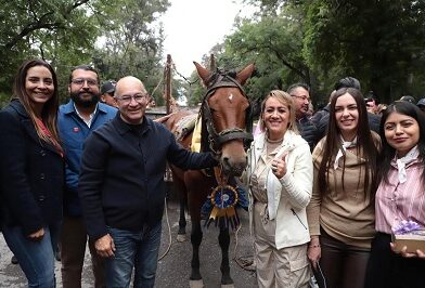 Alcalde Galindo jubila caballos de tracción: entrega motocarros a recolectores de basura