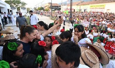 Rodeada de cientos de Mexicanas y Mexicanos, Presidenta Claudia Sheinbaum inaugura estaciones de la Linea K del Tren Interoceánico
