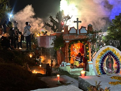 Xantolo revive la Huasteca con color , música y tradición