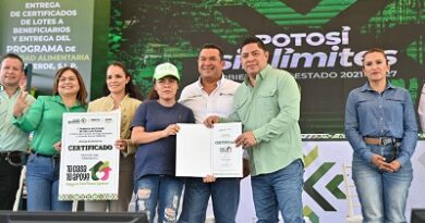 Ricardo Gallardo entrega terrenos y escrituras a familias de la Región Media