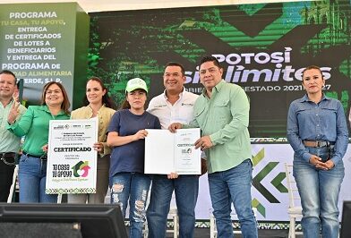 Ricardo Gallardo entrega terrenos y escrituras a familias de la Región Media
