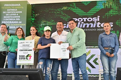 Ricardo Gallardo entrega terrenos y escrituras a familias de la Región Media
