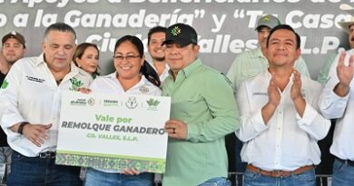 Tractores y Equipamiento entregó  Ricardo Gallardo al campo potosino