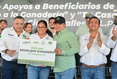 Tractores y Equipamiento entregó  Ricardo Gallardo al campo potosino