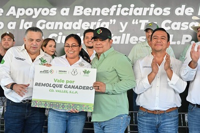 Tractores y Equipamiento entregó  Ricardo Gallardo al campo potosino