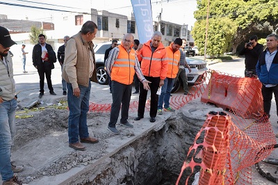 Avanza obra de drenaje en Av. Curie; Alcalde Galindo supervisa y destaca labor de Interapas