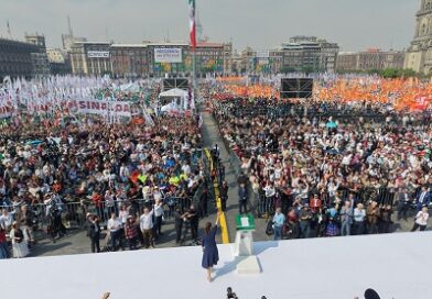 Ante 600 mil personas en el Zócalo,Presidenta Claudia Sheinbaum sostiene:México avanza con dignidad,con justicia, con unidad y con la fuerza invencible de su Pueblo