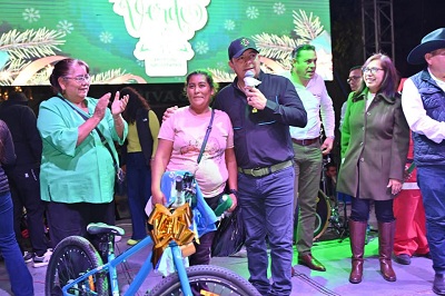 Conviven familias del Altiplano con Ricardo Gallardo en posadas navideñas