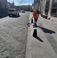 Barrido manual recorre hasta 50 km diarios para mantener limpio el Centro Histórico