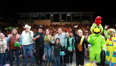 Ricardo Gallardo celebra con familias de la región media las Posadas Navideñas
