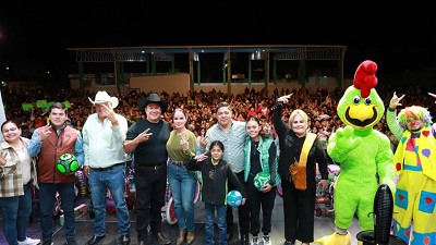 Ricardo Gallardo celebra con familias de la región media las Posadas Navideñas