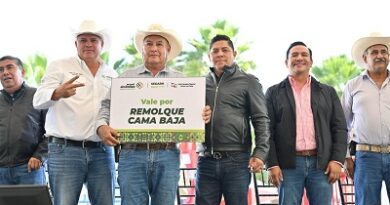 Ricardo Gallardo entrega maquinaria y apoyos a productores potosinos