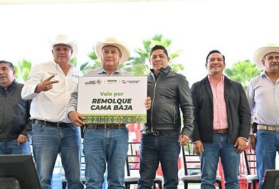 Ricardo Gallardo entrega maquinaria y apoyos a productores potosinos