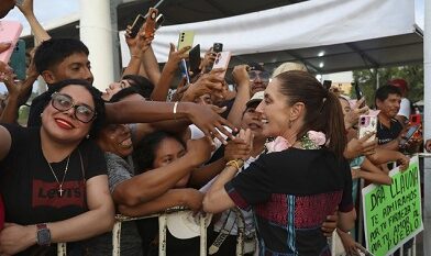 En Coyuca de Benítez , Presidenta Claudia Sheinbaum entrega tarjetas de la Pension Bienestar; miles de mujeres ya la recibieron