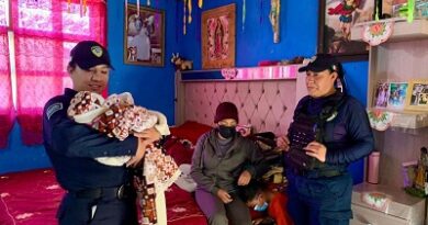 Policía de la Capital visita a bebé nacida a bordo de una patrulla