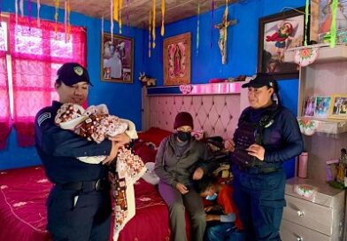 Policía de la Capital visita a bebé nacida a bordo de una patrulla