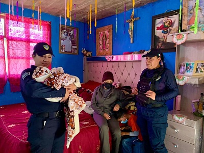Policía de la Capital visita a bebé nacida a bordo de una patrulla