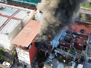 Aparatoso incendio en la zona centro de Xilitla, fue controlados por autoridades y voluntarios
