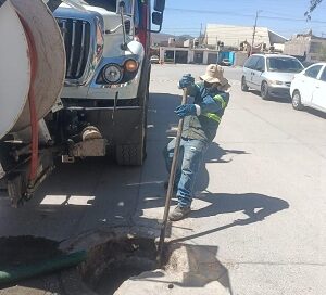 Interapas libera drenaje tapado por basura en Observatorio y Eje 104