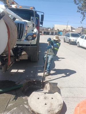 Interapas libera drenaje tapado por basura en Observatorio y Eje 104