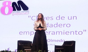 Empoderamiento femenino con espíritu crítico y educación, expone Silvia Olmedo en su conferencia a las mujeres potosinas