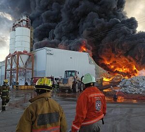 Corporaciones de emergencia atienden incendio en la Zona Industrial