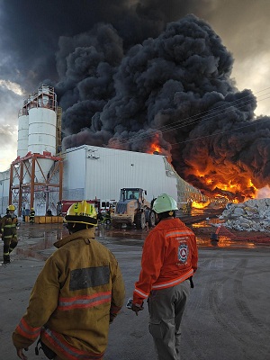 Corporaciones de emergencia atienden incendio en la Zona Industrial
