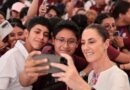 Al grito de ¡Huélum!,alumnos del IPN reciben a la Presidenta Claudia Sheinbaum en Palenque, Chiapas. La Presidenta anuncia Beca Gertrudis Bocanegra se otorgará a todos los estudiantes universitarios de Chiapas