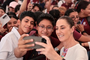Al grito de ¡Huélum!,alumnos del IPN reciben a la Presidenta Claudia Sheinbaum en Palenque, Chiapas. La Presidenta anuncia Beca Gertrudis Bocanegra se otorgará a todos los estudiantes universitarios de Chiapas