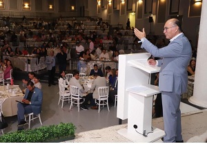Galindo reconoce y premia a maestros que enseñan, inspiran y encauzan a nuestra niñez